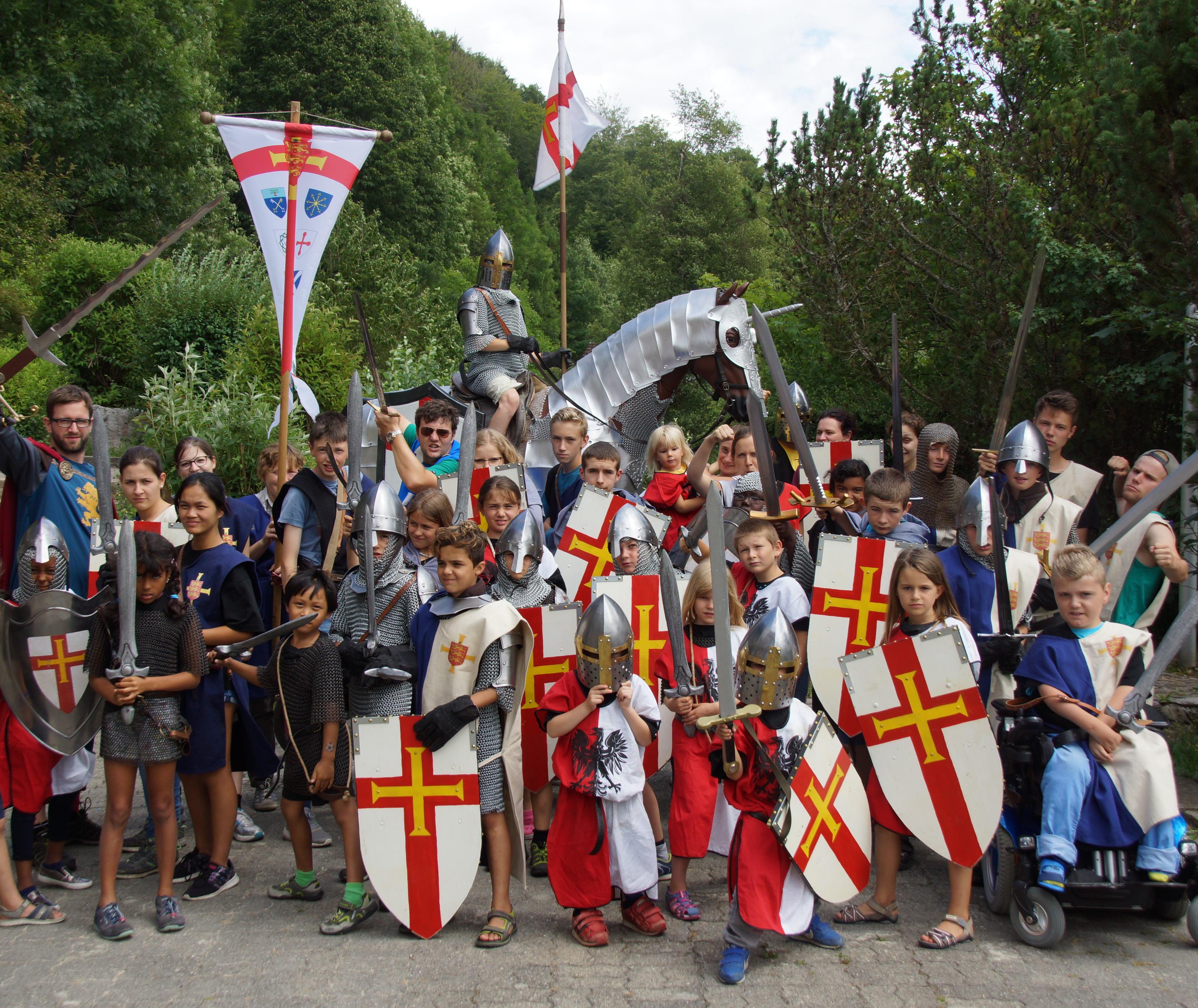 Im Sommerlager 2017 der Region Bern-Biel-Solothurn konnten die Sirs und Ladys eine Woche mit Spiel, Spass, Gesang und biblischer Botschaft erleben.