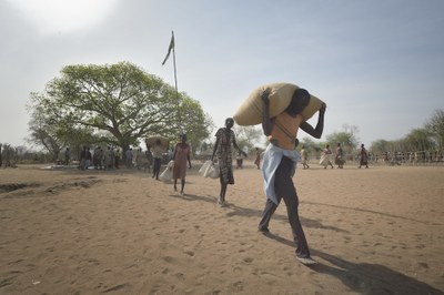 Menschen erhalten Lebensmittel von der ACT Alliance in Rumading, Südsudan.