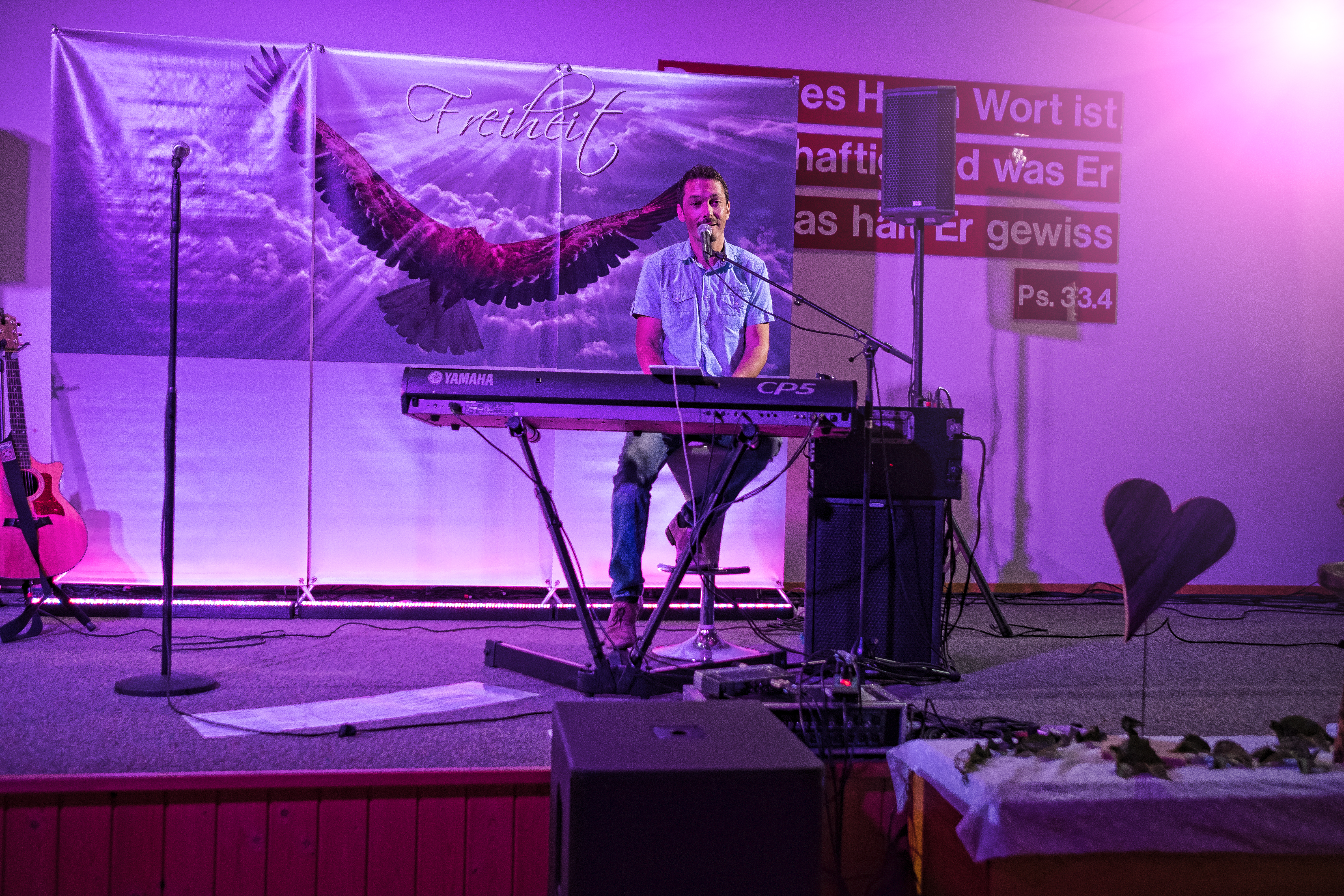 Toby Meyer sang in der Heilsarmee Huttwil von seiner Geschichte mit Gott.