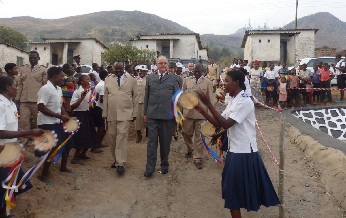 Le Général André Cox et la commissaire Silvia Cox, chaleureusement accueillis au Malawi