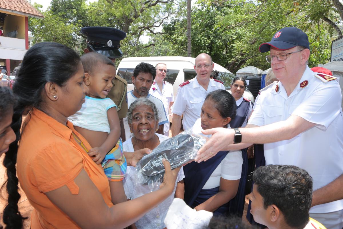 General André Cox trifft in Colombo auf Opfer der Müllhalden-Katastrophe. / Le Général André Cox rencontre à Colombo des victimes de l’effondrement de la décharge.