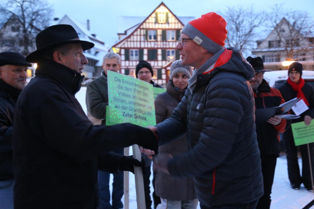 Vertreter der christlichen Gemeinden übergeben dem Stadtpräsidenten von Amriswil ihre elf Thesen.