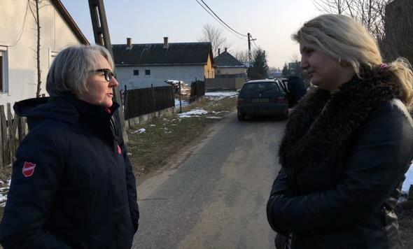 En Hongrie, l’Armée du Salut établit des relations de confiance avec les communautés roms dans les villages.