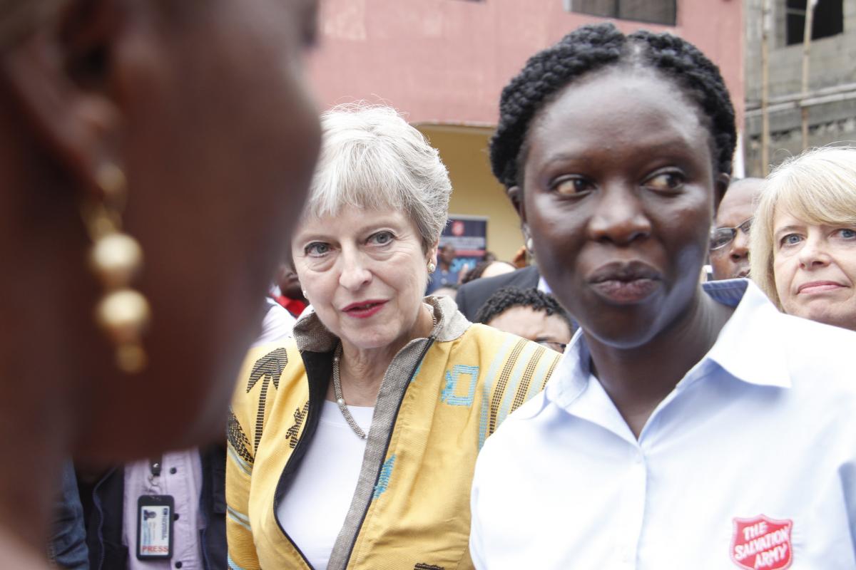 Britische Premierministerin Theresa May (links) besucht innovatives Heilsarmee-Projekt gegen Menschenhandel in Lagos.