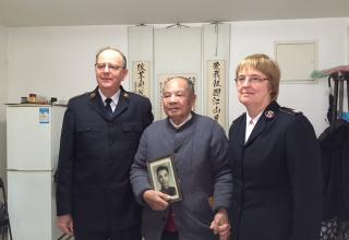 Le Général André Cox et la commissaire Silvia Cox, en compagnie du lieutenant Li.