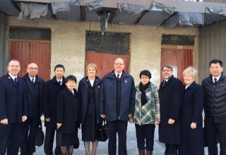 Le Général André Cox, la commissaire Silvia Cox et d'autres officiers devant l'ancien Quartier Général.